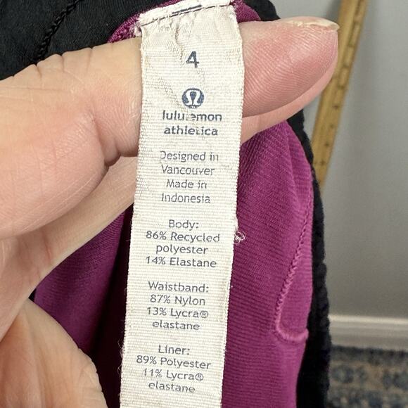 Lululemon Speed Up Shorts Midnight Bloom Floral Lined Size 4 Women’s Active Gym - Picture 9 of 9